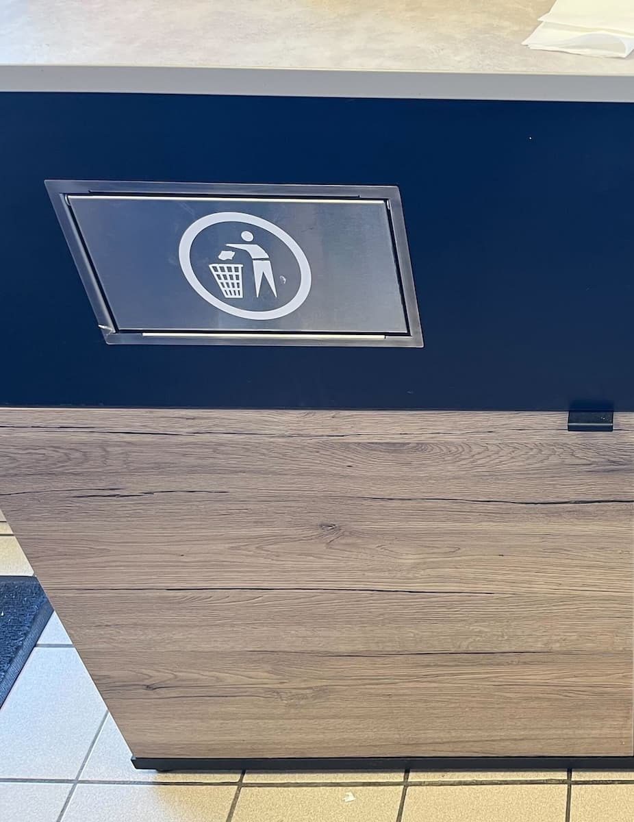 Søppeldunk fra CircleK. Luken er firkantet og er prydet med et tydelig og gjennkjennbart ikon som symboliserer søppeldunk.
